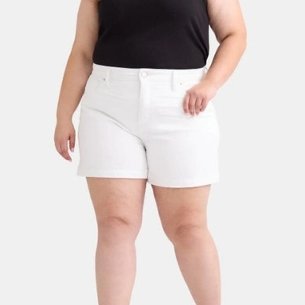 Terra & Sky Women's White Plus Size Jean Shorts 26W